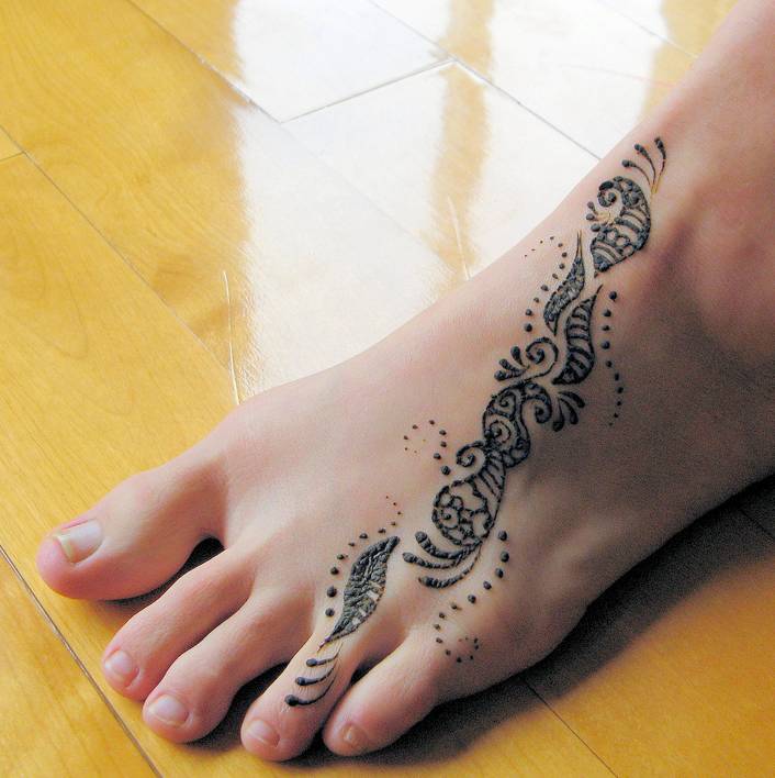 pretty foot tattoos. give myself henna tattoos on
